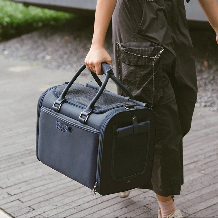 Moderne Flugzeug-Hundetransporttasche aus weichem Nylon, perfekt für bequeme und sichere Tierbeförderung.