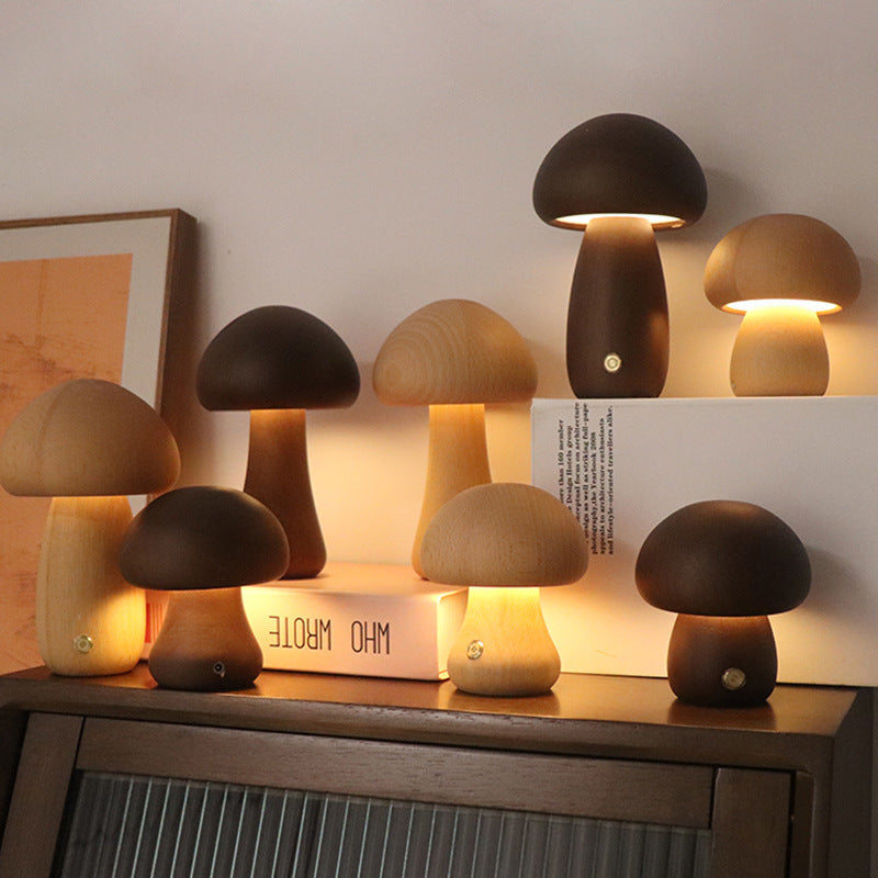 ForestGlow Nachtlicht: Dimmbare Pilzlampe aus Holz, kabellos, warmes LED Stimmungslicht für Schlafzimmer.
