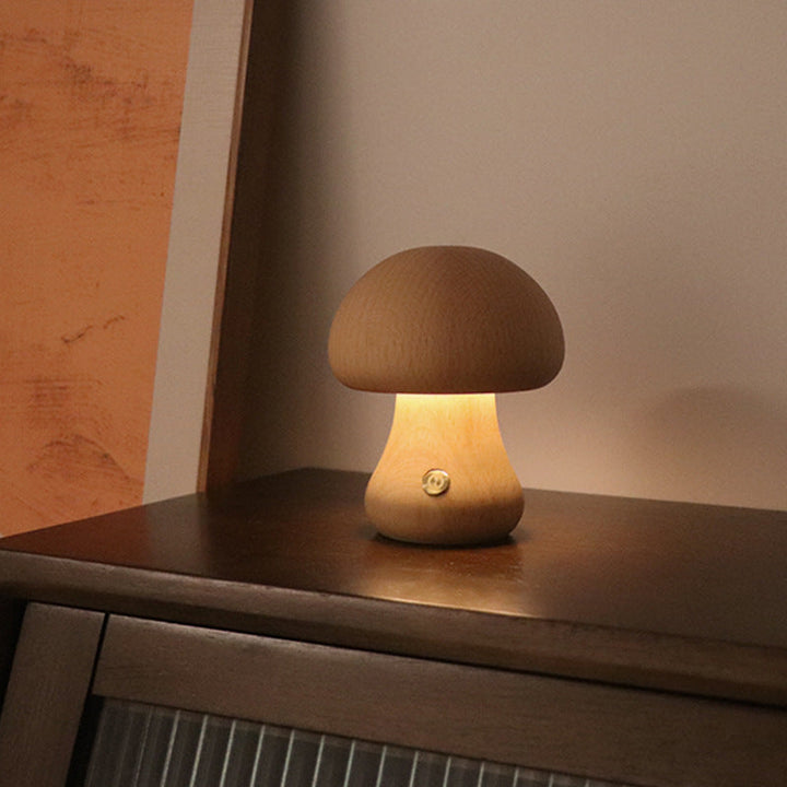 Kabelloses dimmbares ForestGlow LED Nachtlicht im Pilz-Design, nachhaltige Holzlampe für gemütliche Deko.