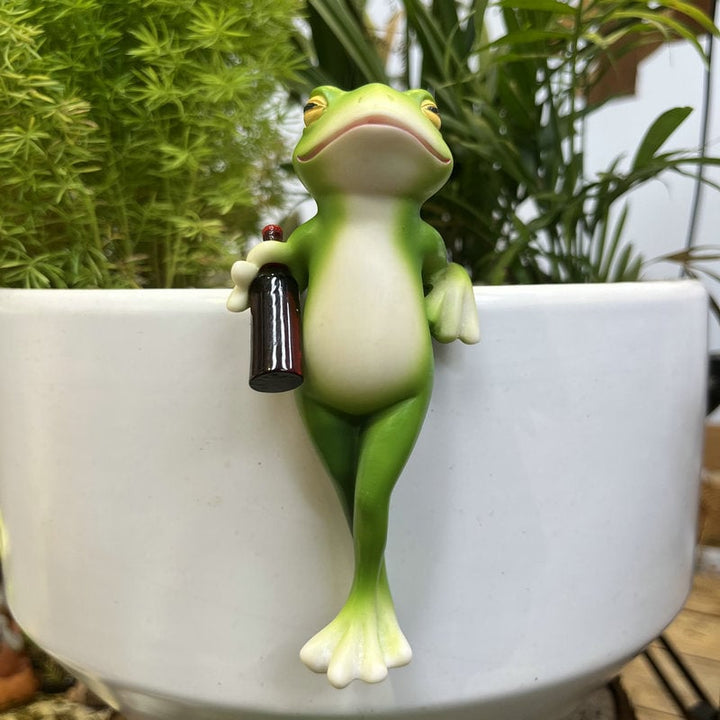 Handbemalter Kunstharz Frosch, freche Tierfigur als Hingucker im Gartenbeet.