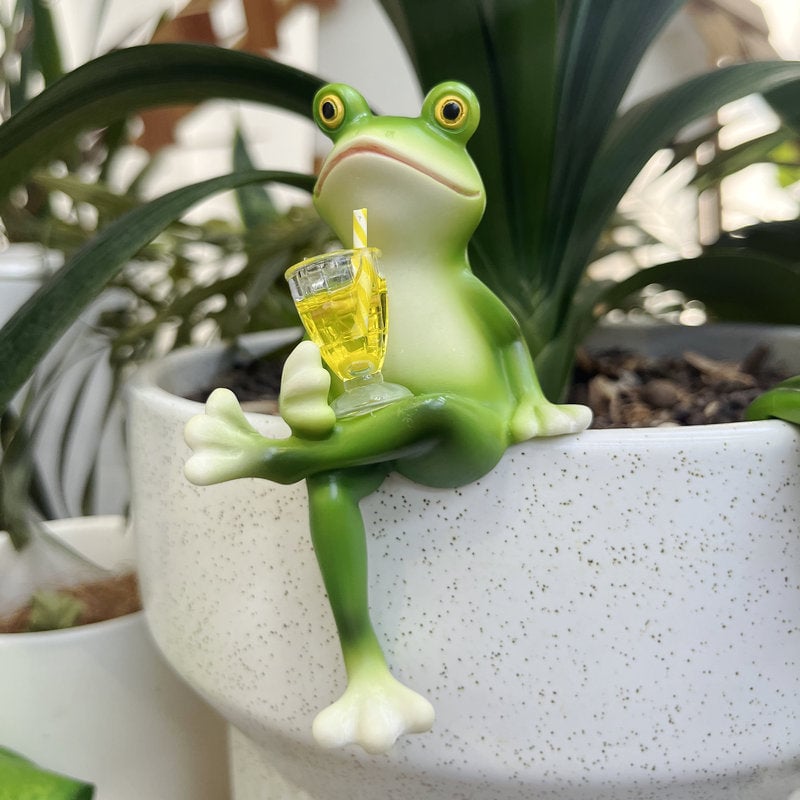 Charaktervoller Zierfrosch als Garten- & Balkondeko, handbemalt und langlebig.