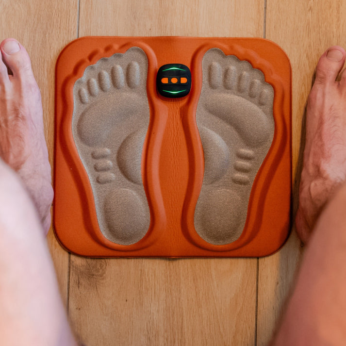 Komfortabler Fuß-Stimulator für Neuropathiepatienten zur Linderung von Schmerzen und Förderung der Durchblutung zu Hause.