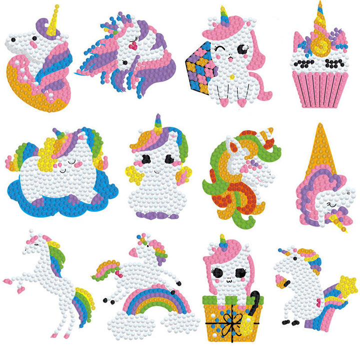 Nahaufnahme: Funkelnder Diamantmalerei Einhorn Sticker, fertig gebastelt. DIY Kinderprojekt.