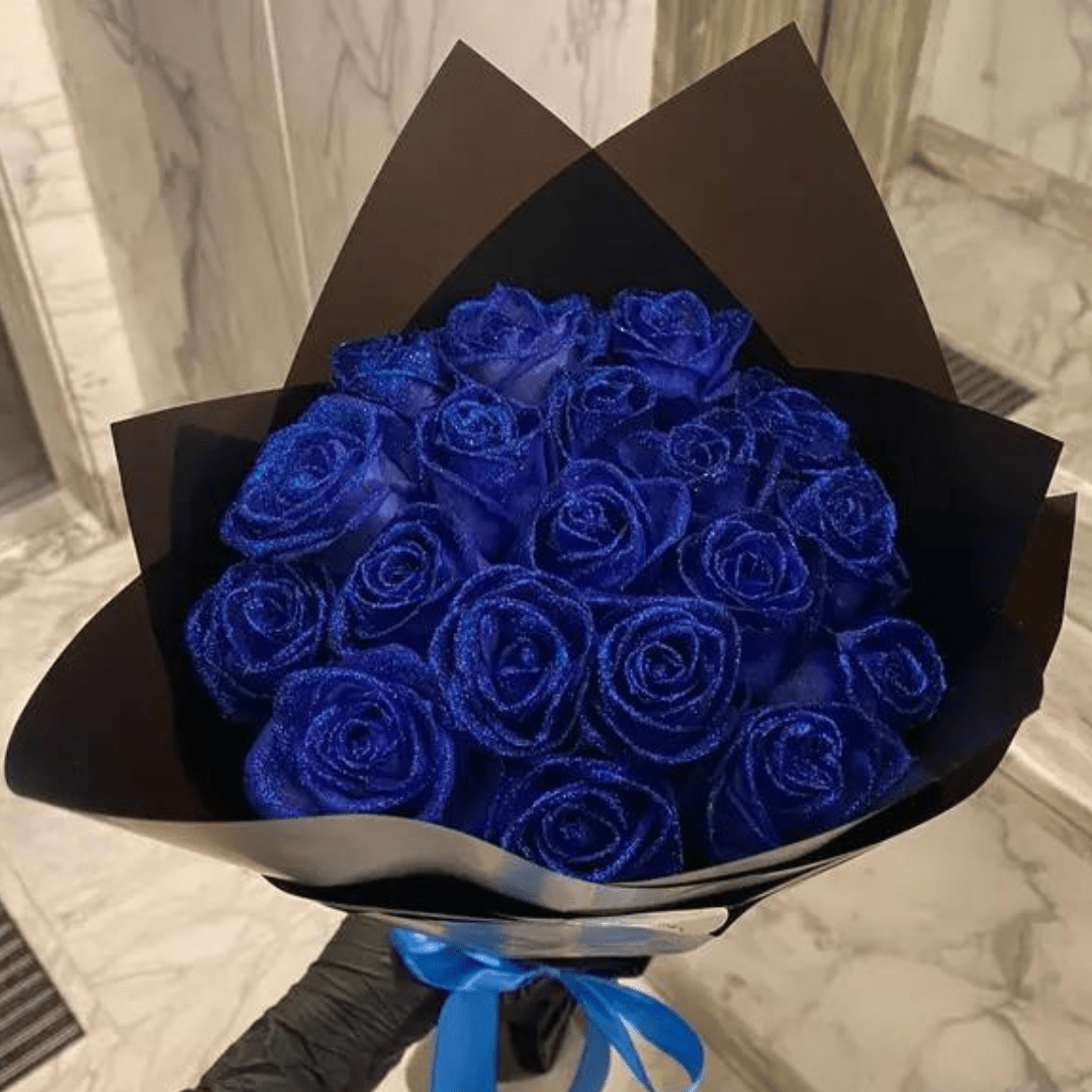 Funkelnde Ewige Glitzerrose unter eleganter Glaskuppel, ideales romantisches Geschenk für Liebe & Wohnkultur.