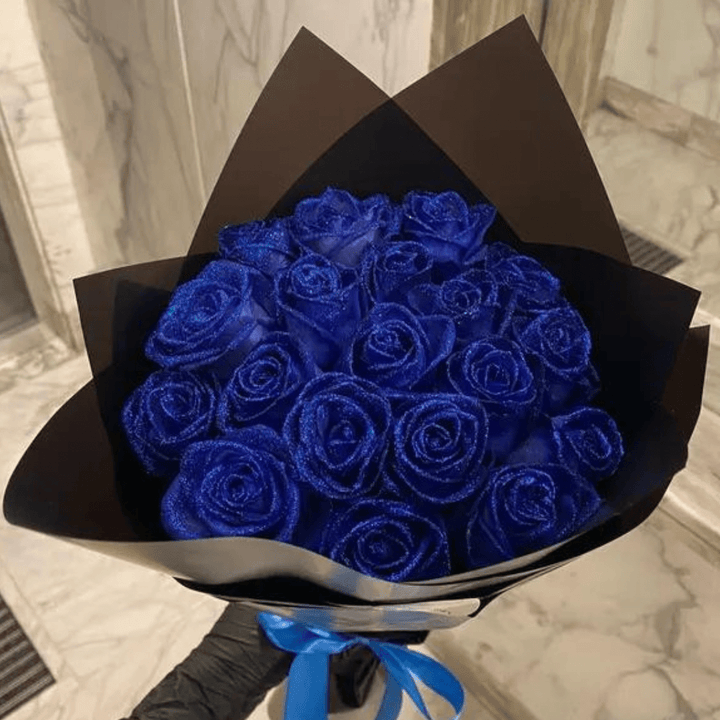 Funkelnde Ewige Glitzerrose unter eleganter Glaskuppel, ideales romantisches Geschenk für Liebe & Wohnkultur.