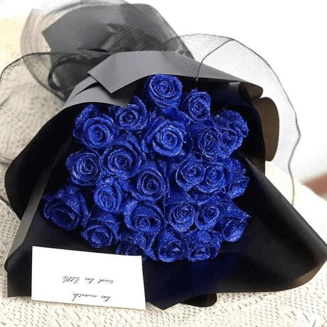 Nahaufnahme der kunstvollen Ewigen Glitzerrose mit funkelnden Details, ein Blickfang als Deko & Geschenkidee.