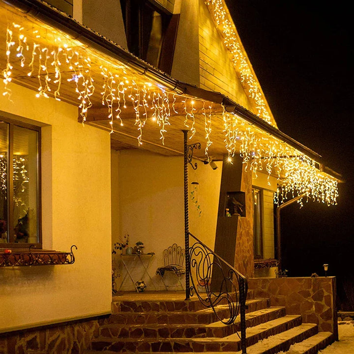 Funkelnde LED Eiszapfen Lichterkette für festliche Weihnachtsbeleuchtung im Außenbereich, wasserdicht & dekorativ.