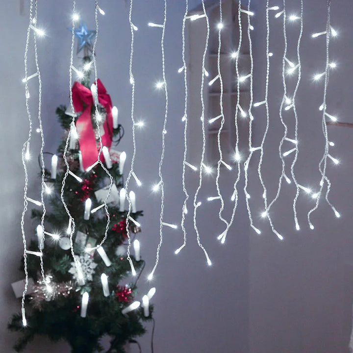 Funkelnde LED Eiszapfenkette für magische Außenbeleuchtung, ideal als festliche Winter- und Weihnachtsdekoration.