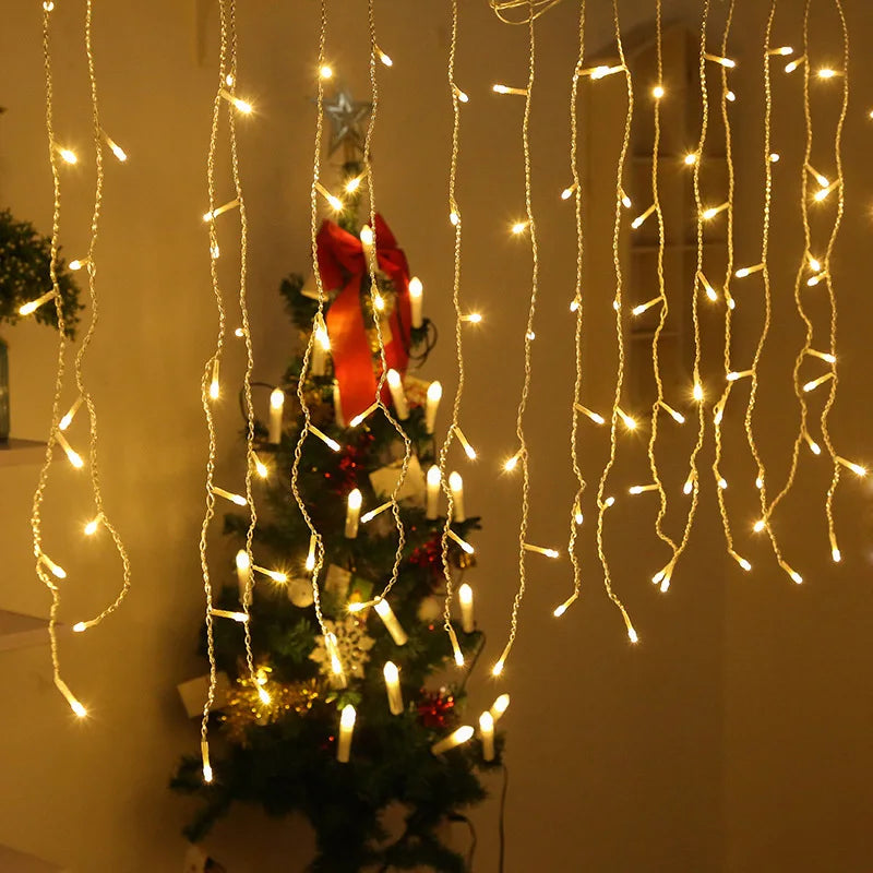 Festliche Weihnachtsbeleuchtung: Funkelnde Eiszapfen Lichterkette für stimmungsvolle Dekoration im Außenbereich.