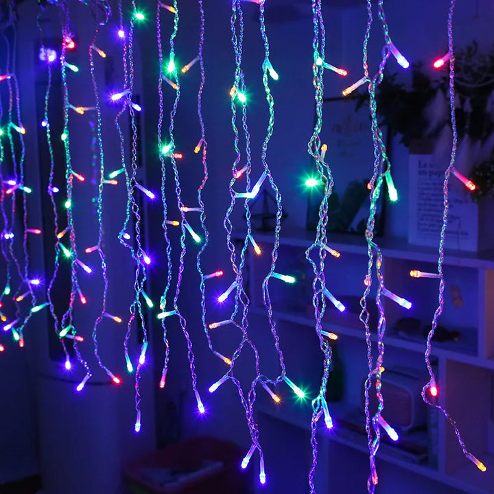 Energieeffiziente LED Eiszapfen Lichterkette für langanhaltende, festliche Weihnachtsbeleuchtung im Außenbereich.