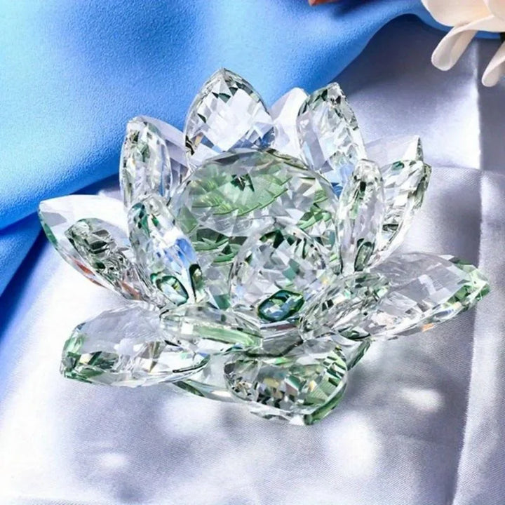 Hochwertige Kristallblume in Lotusform, Symbol für Reinheit und Harmonie, als Feng Shui Dekoration.