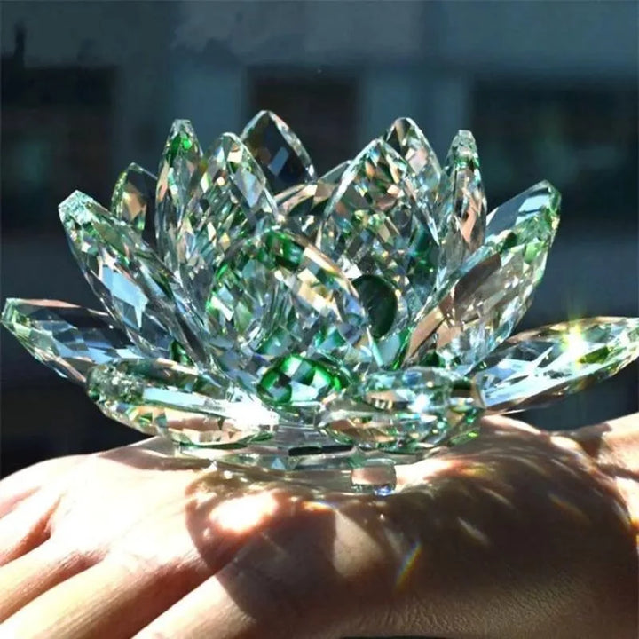 Elegante Kristallblume in Lotusform, ein spirituelles Wohnaccessoire und strahlender Lichtfänger.