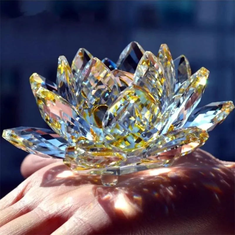 Strahlende Kristall-Lotusblume, die Licht einfängt und als spirituelle Dekoration Harmonie schafft.