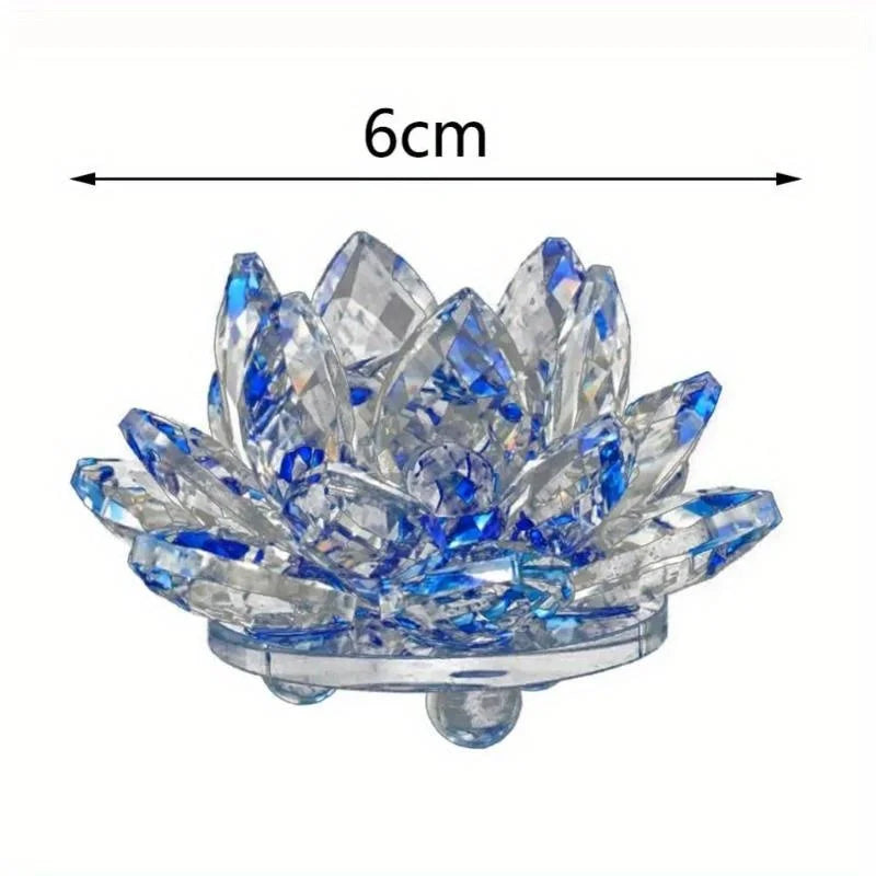 Nahaufnahme der filigranen Kristall-Lotusblüte, ein funkelnder Lichtfänger und spirituelles Symbol.