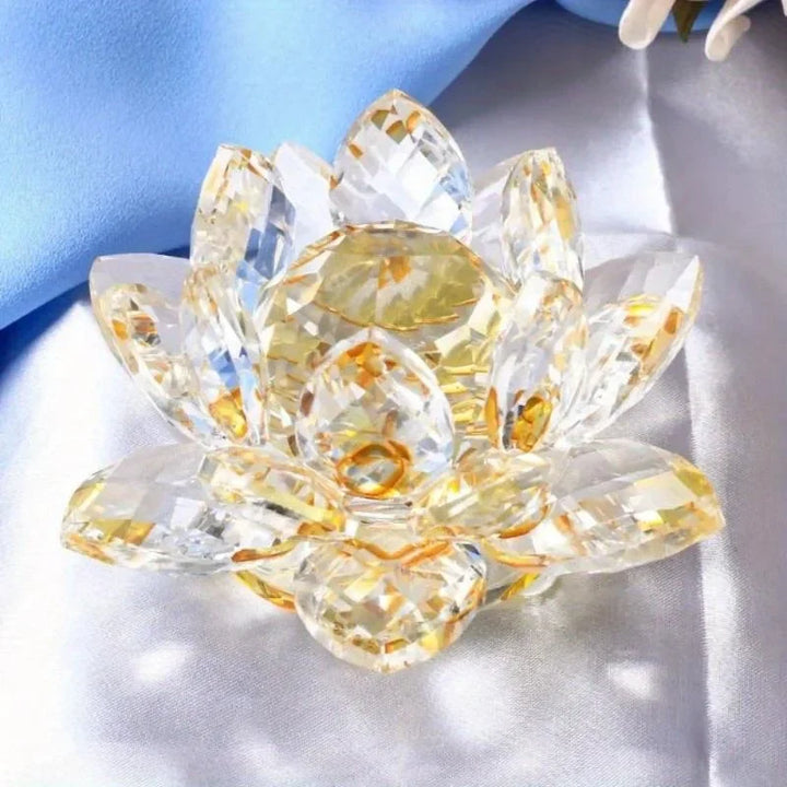 Funkelnder Kristall-Lotus bei Sonneneinstrahlung, ein wunderschöner Lichtfänger und Glücksbringer.
