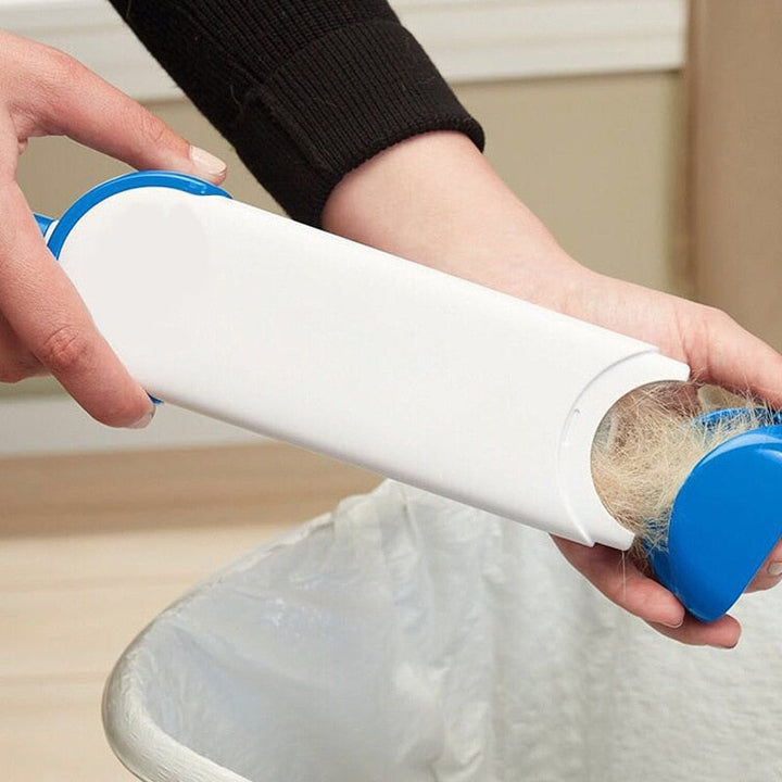 Hand hält den kompakten FurFree Pro Tierhaarentferner, ideal für mobile Tierhaarentfernung Zuhause & unterwegs.