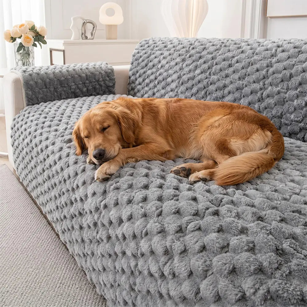 Eleganter Schutzbezug aus Fuzzy Bubble Plüsch, ideal als haustierfreundlicher Möbelschutz.