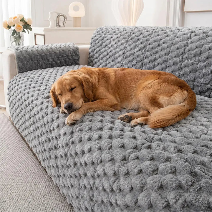 Eleganter Schutzbezug aus Fuzzy Bubble Plüsch, ideal als haustierfreundlicher Möbelschutz.