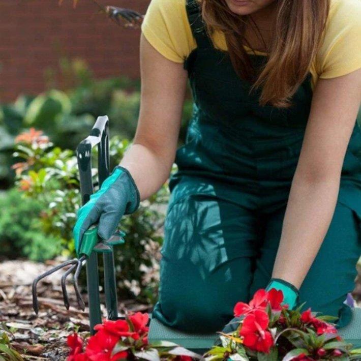 Vielseitige klappbare Sitzbank und Kniebank für den Garten, robuster Stahlrahmen und bequeme Polsterung.