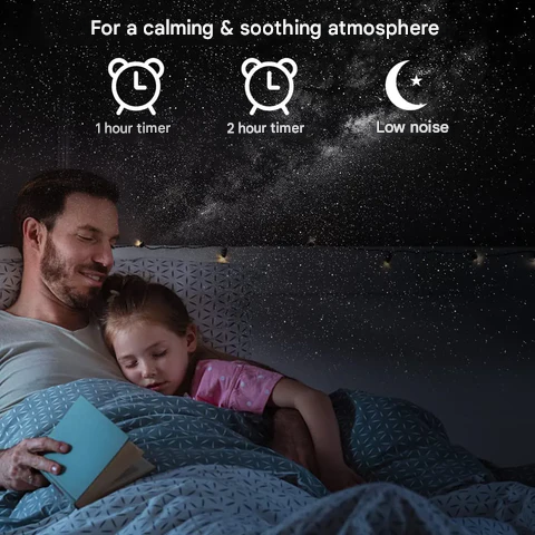 Close-up des Galaxie Projektors, der einen leuchtenden Sternenhimmel an die Zimmerdecke zaubert. Perfekt als Nachtlampe.