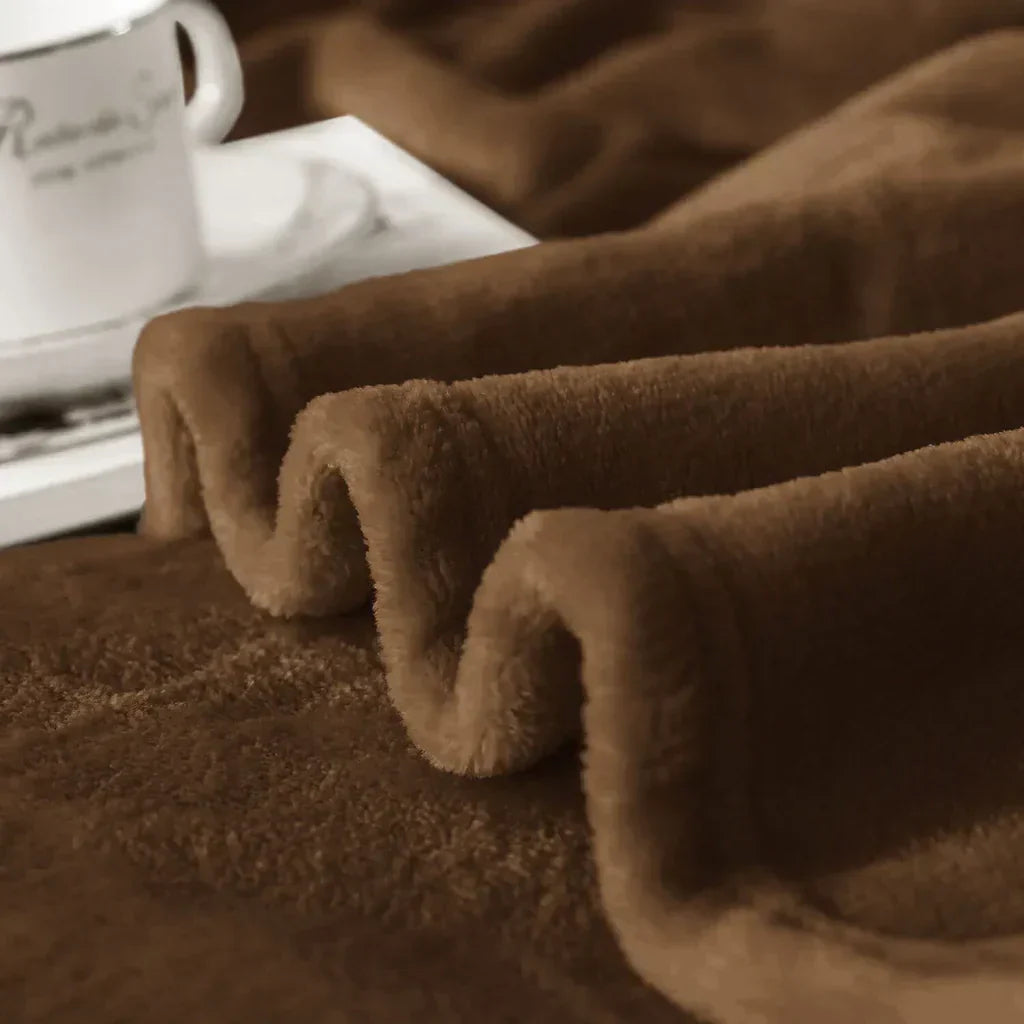 Stilvolle Ganzjahresdecke als Wohnaccessoire, bringt Wärme & Komfort ins Zuhause auf Sofa & Bett.