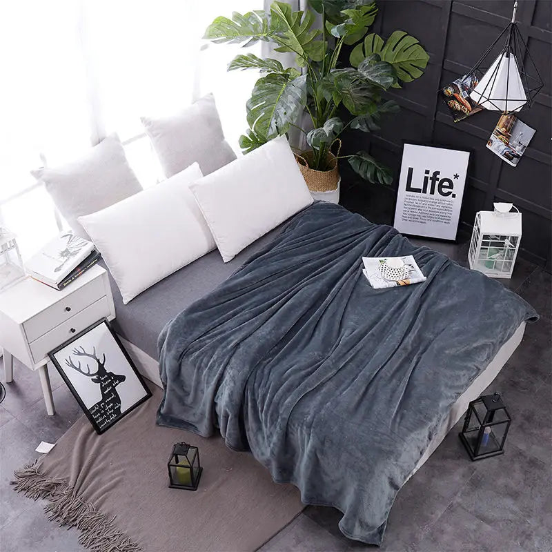 Langlebige Ganzjahres Fleece Decke, weich, warm & pflegeleicht für Komfort im Bett & auf dem Sofa.