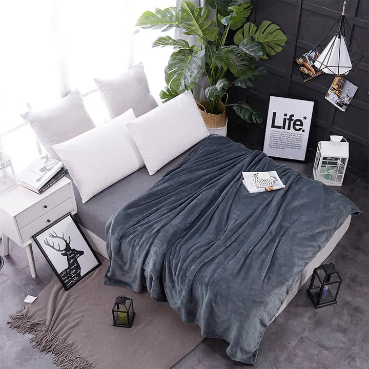 Langlebige Ganzjahres Fleece Decke, weich, warm & pflegeleicht für Komfort im Bett & auf dem Sofa.
