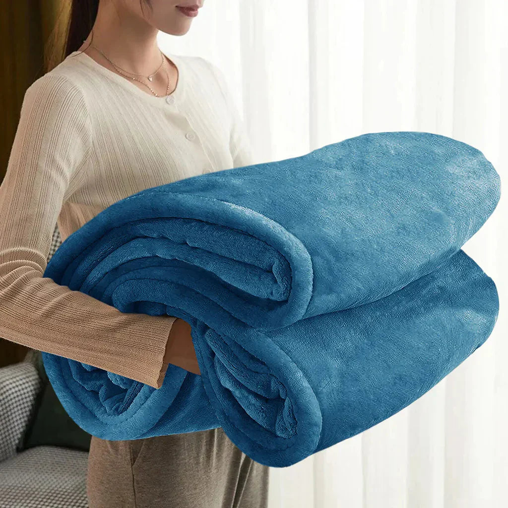 Gemütliche Fleece Kuscheldecke für Sofa & Bett; weich & warm für entspannte Abende zuhause.