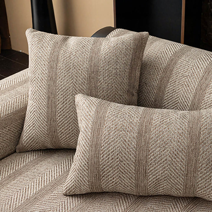Cremefarbener Sofabezug mit stilvollem Fischgrätenmuster, moderner Look & kratzfester Schutz für Ihr Sofa.