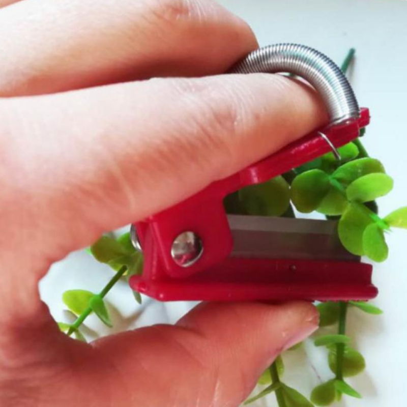 Praktischer Erntehelfer für Hobbygärtner: Schonende und mühelose Obst- und Gemüseernte mit diesem Gartengerät.
