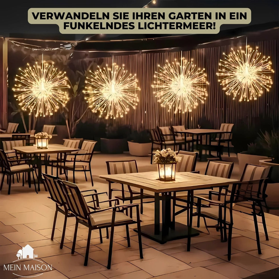 Nahaufnahme der Solar Lichterkette, leuchtende LEDs und integriertes Solarpanel. Energieeffiziente Gartenbeleuchtung.
