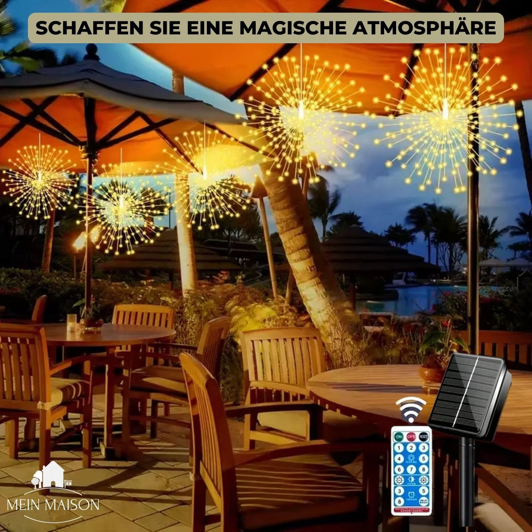 Leuchtende Solar Lichterkette bei Dämmerung im Garten. Automatische LED-Außenbeleuchtung schafft magisches Licht.