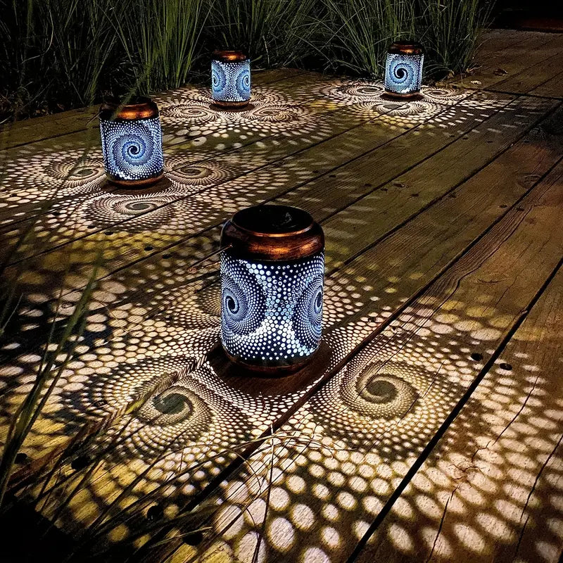 Garten Solarleuchte mit elegantem Lichtmuster für stimmungsvolle Außenbeleuchtung im Garten. Wetterfest & LED.