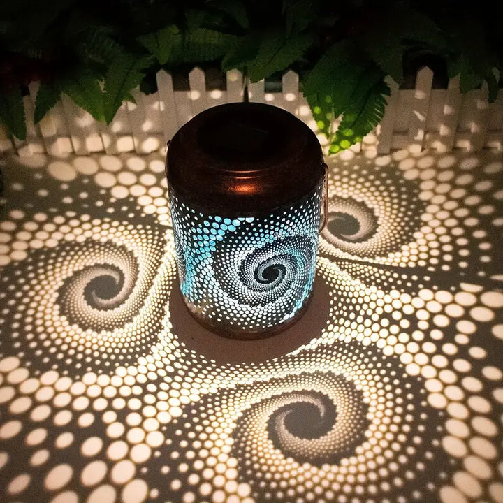 Dekorative Garten Solarleuchte als wetterfeste Außenlampe, die abends ein schönes Lichtspiel in den Außenbereich zaubert.