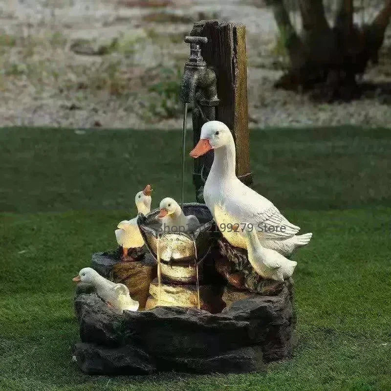Gartenfigur Ente & Eichhörnchen als Solarbrunnen mit LED-Licht & Wasserspiel für Garten & Terrasse.