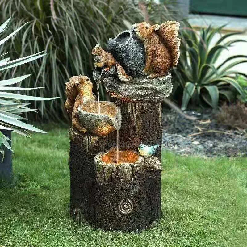 Wetterfeste Gartenfigur Ente & Eichhörnchen mit integriertem Solar-LED-Licht für stimmungsvollen Außenbereich.