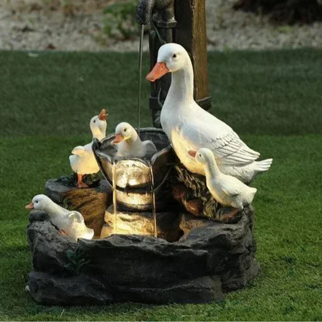 Entspannendes Wasserspiel: Gartenfigur Ente & Eichhörnchen Skulptur mit Solar-LED-Beleuchtung für den Garten.