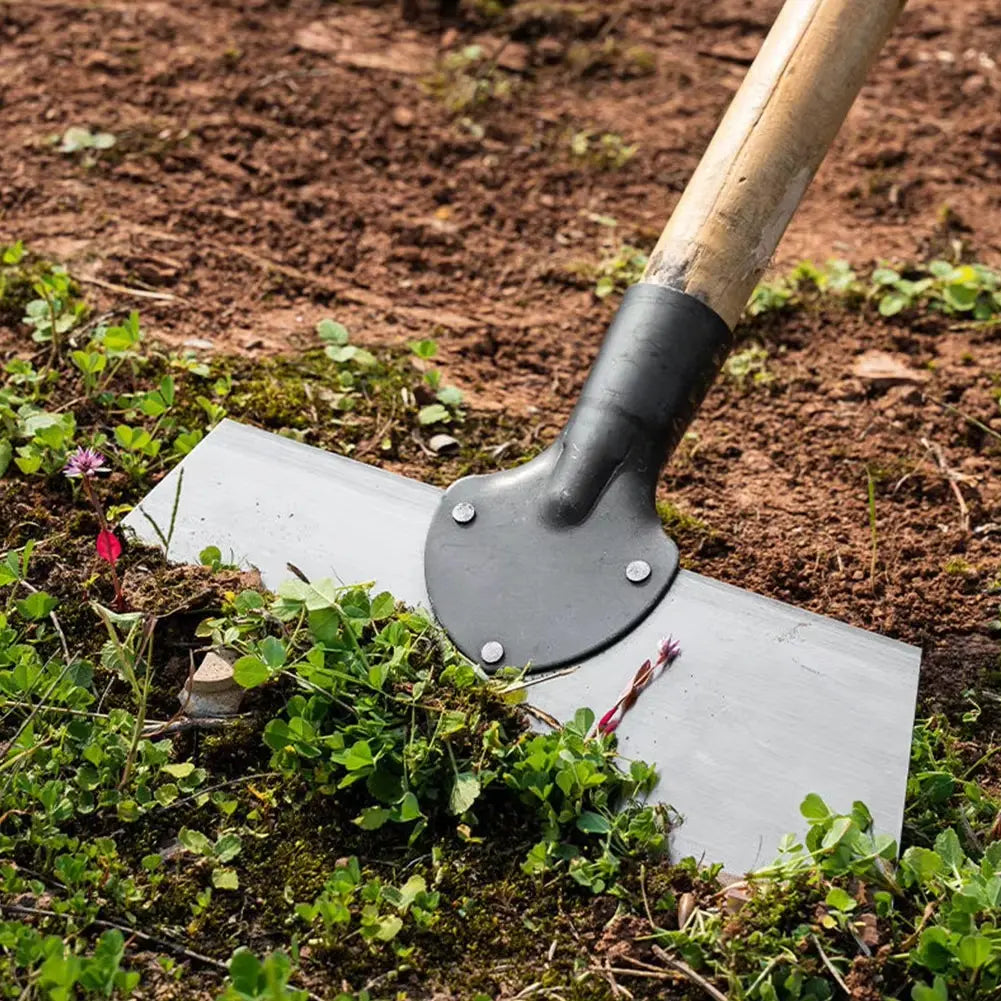 Gartenhacke mit breiter Stahlklinge und Holzstiel für effektive Unkrautentfernung im Garten.