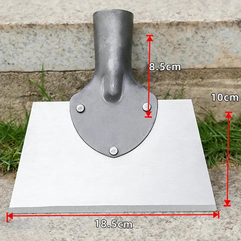 Effektive Gartenhilfe: Gartenhacke mit breiter Stahlklinge für schnelle Unkrautentfernung auf Wegen.