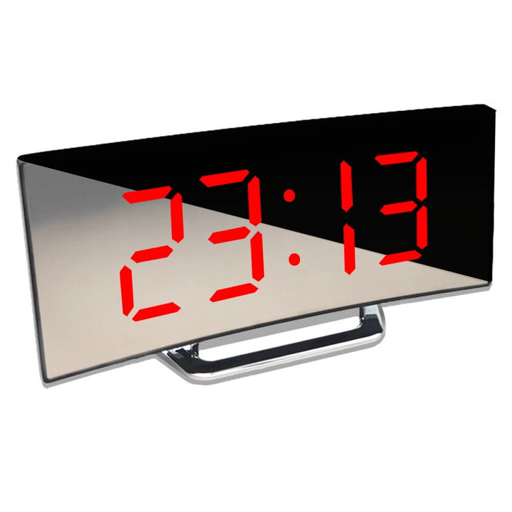 Moderner gebogener LED Wecker mit klarer Digitalanzeige. Ideal als Schlafzimmeruhr oder Bürouhr.