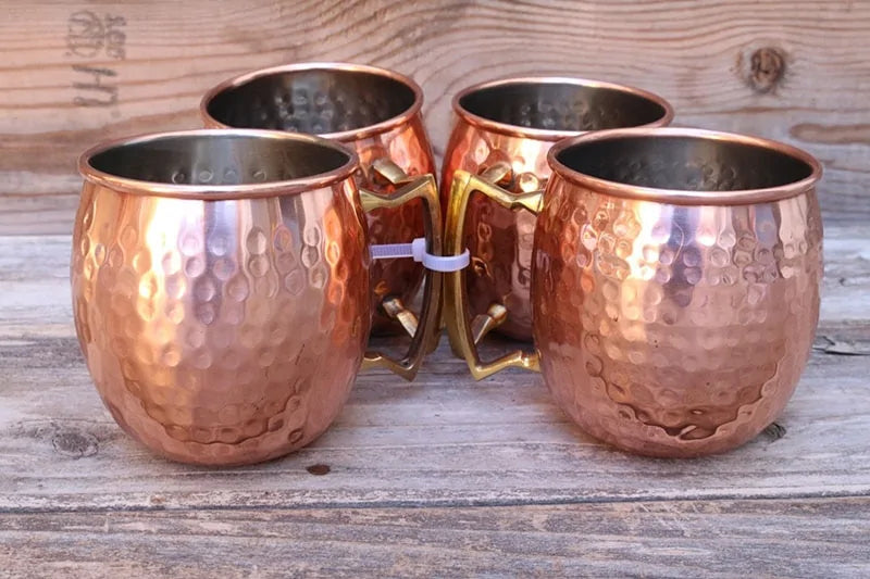 Zwei gehämmertes Kupferbecher Set halten Cocktails & Getränke länger kühl. Perfektes Partyzubehör.