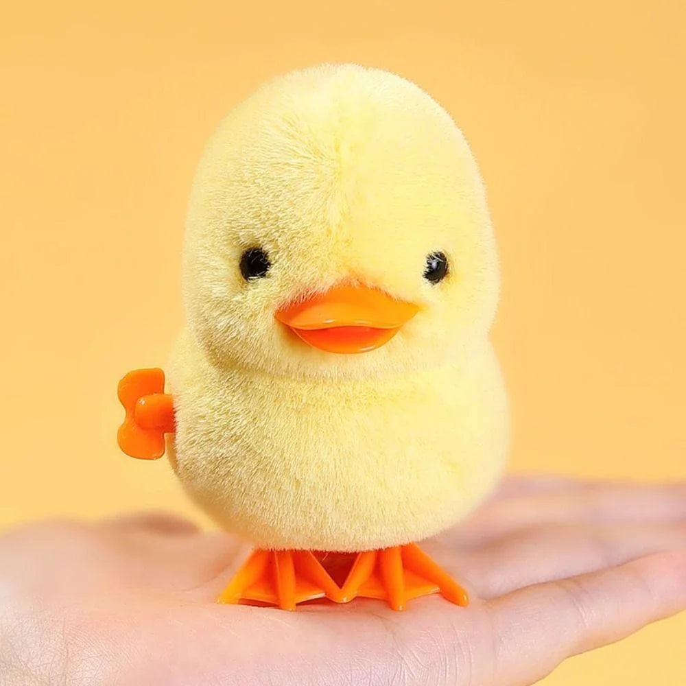 Watschelndes gelbes Aufzieh Küken. Lebendiges mechanisches Kinderspielzeug für Spielspaß und kleine Tierfreunde.