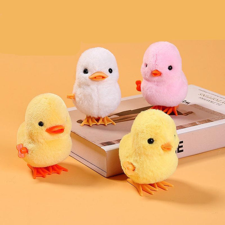 Niedliches Aufzieh Küken als Osterspielzeug. Ideales Geschenk für Kinder; bringt Bewegungsspiel und Freude.