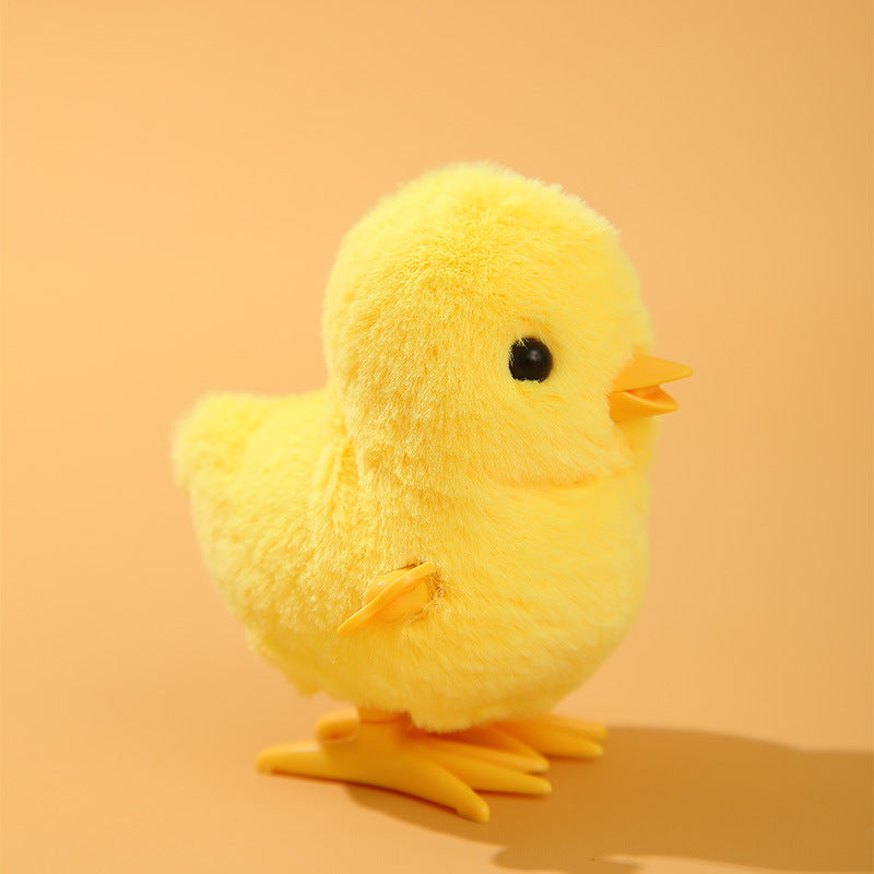 Aufzieh Küken im Frühlingsambiente. Mechanisches Osterspielzeug und süßes Geschenk, das Kinder zum Lachen bringt.