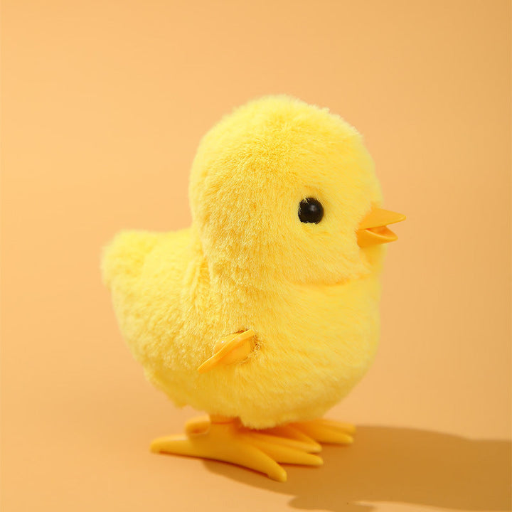 Aufzieh Küken im Frühlingsambiente. Mechanisches Osterspielzeug und süßes Geschenk, das Kinder zum Lachen bringt.