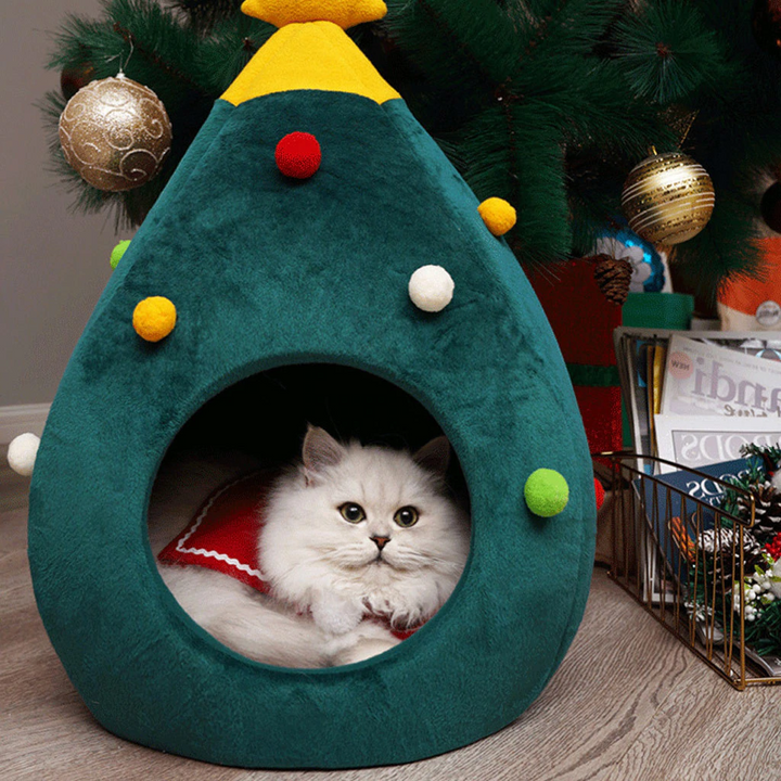 Gemütliche Katzenhöhle in Tannenbaumform für festliche Wintertage und entspannte Katzen.