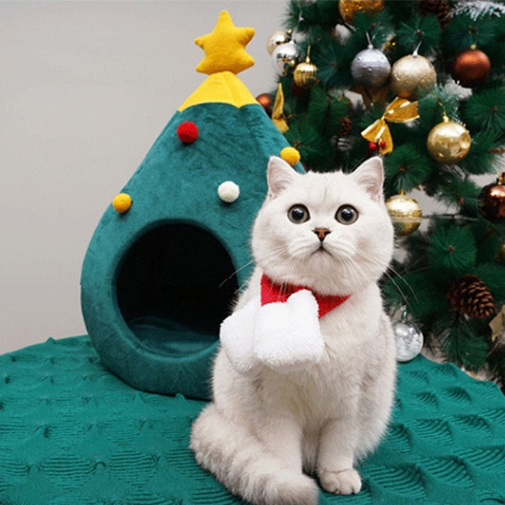 Winterliches Katzenbett: Bequemer Schlafplatz in Weihnachtsbaum-Design; perfekt für kuschelige Winterabende.