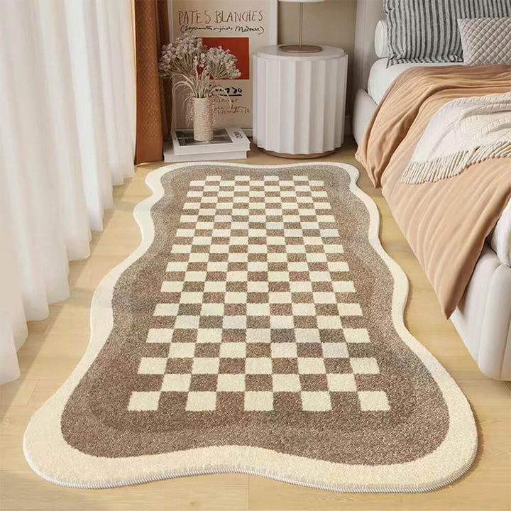 Auffälliger Schachbrettmuster Teppich, unregelmäßige Form, aus pflegeleichtem Faux Cashmere, ideal für Nachttisch & Schlafzimmer.