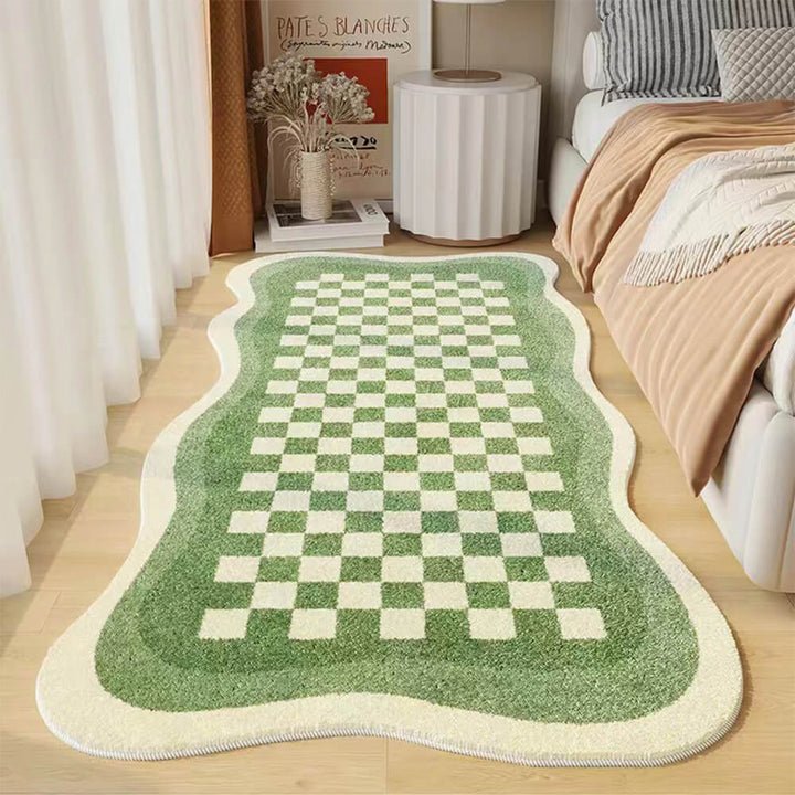 Stylischer, unregelmäßig geformter Teppich mit Schachbrettmuster. Gemütlicher Faux Cashmere Bodenteppich fürs Schlafzimmer.