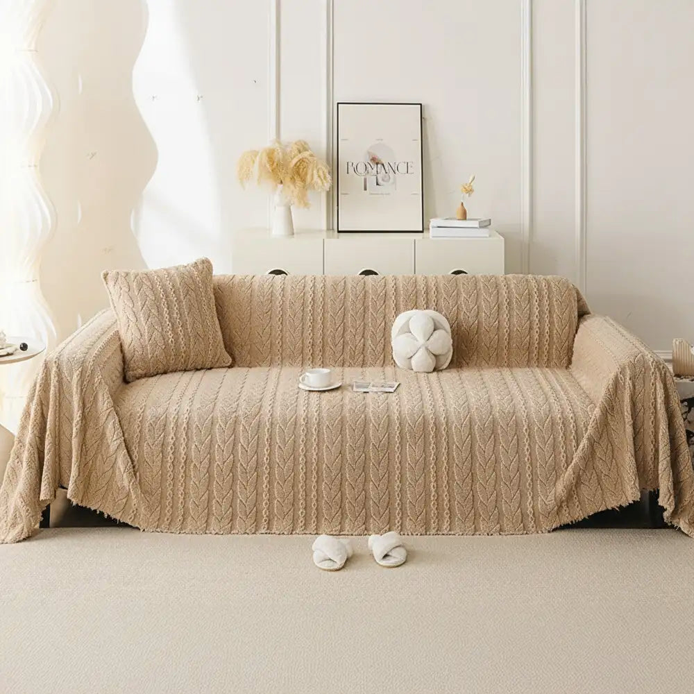 Pflegeleichter Fleece Sofaschutz in Creme, gemütlich und einfach zu reinigen.